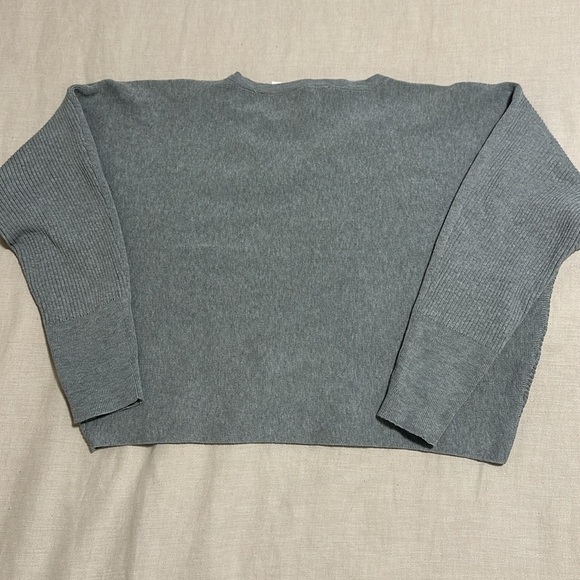 Cable & Gauge 3/4 Sleeve Crew Neck Sweater in Heather Grey - Picture 3 of 5